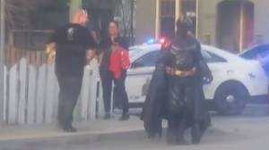 一名装扮成蝙蝠侠的男子在提供帮助后被警方拒绝