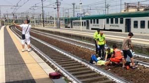 男人用一个刚被火车击中的女人采取自拍照