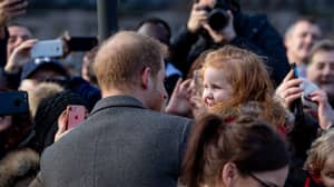 在看到她的“刺客联合”标志之后，哈利王子拥抱一个小女孩