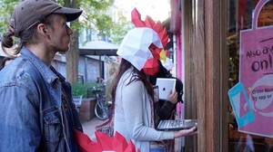 素食主义者活动家抗议Nando穿着鸡面具