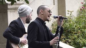 切斯特·本宁顿（Chester Bennington）在克里斯·康奈尔（Chris Cornell）的葬礼上唱着令人心碎的致敬