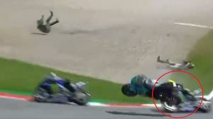 瓦伦蒂诺罗西勉强避免在高速MotoGP崩溃中被流浪自行车击中