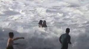 冲浪者拯救了溺水的海滩人在夏威夷驶向大海