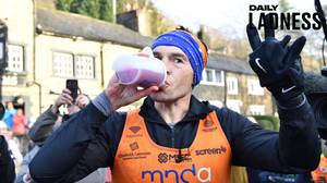 Kevin Sinfield在七天内完成了七个马拉松筹集了140万英镑
