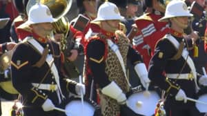 鼓手在菲利普王子的葬礼中发现了穿着豹皮皮肤