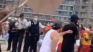 随着警方的增援，在比利时的海滩上突破了巨大的争吵