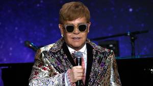 Elton John通过在粉丝和猛冲舞台上致力于拉斯维加斯表演