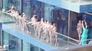 在迪拜的阳台上赤裸裸的妇女在迪拜的阳台的'以色列色情频道'