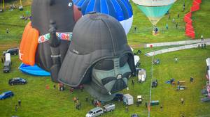 达斯·维德在国际气球嘉年华上飘过布里斯托