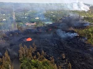 随着夏威夷的火山混乱的延续，熔岩在空中射击了300英尺