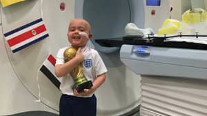 放射治疗后，这位勇敢的小小伙子得到了自己的世界杯