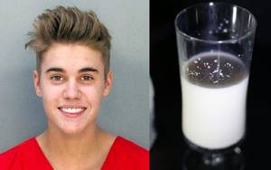 Bieber走进酒吧和订购的牛奶，现在玻璃上是在eBay上