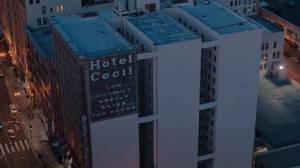 至少16人死亡的塞西尔酒店的黑暗过去