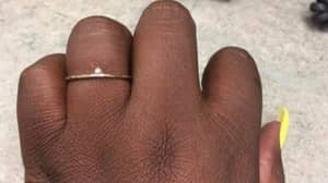 新娘 - 对微小的钻石订婚戒指开球