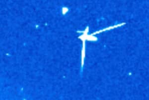UFO镜头出现了一个奇怪的“四管飞船”