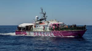 班克斯（Banksy）资助了一艘救援船，以帮助难民越过海洋