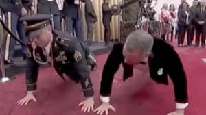 汤姆汉克斯在奥斯卡红地毯上用美国陆军军士推高