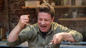 杰米·奥利弗（Jamie Oliver）又回到了战争中，这次他正在服用糖
