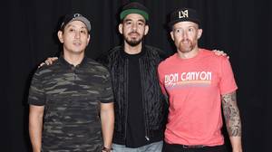 Linkin Park粉丝们在纪念音乐会上唱Chester Bennington's'在末尾的一部分