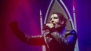 Marilyn Manson地址谣言，他已经拆除了一个肋骨......好吧，你知道