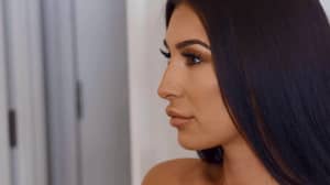 Kim Kardashian看起来，社交媒体帖子最高可达1,000英镑