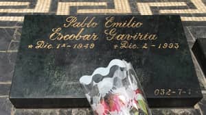 游客们在巴勃罗·埃斯科瓦尔的坟墓上自拍吸食可卡因