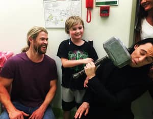 雷神和Loki演员在拍摄期间访问了儿童医院
