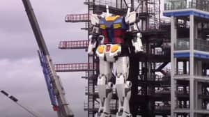 日本的寿命大小的18米高的Gundam机器人采取了第一步