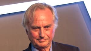 理查德Dawkins挑战爱尔兰警察在访问期间逮捕他