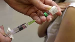 抗vax妈妈的少年在他的18岁生日接种疫苗