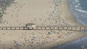 成千上万的人在热浪中袭击加州海滩