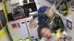 男子吐在警察24次，因为他们帮助他进入救护车