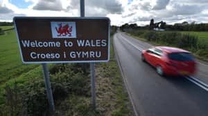 一家人从苏塞克斯到威尔士旅行5个小时，却被警察护送离开