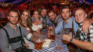慕尼黑啤酒节来到英国 - 但它与你平常的英国夜晚相比如何？