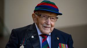 汤姆·摩尔爵士队长在葬礼上以第二次世界大战飞机的天桥荣誉