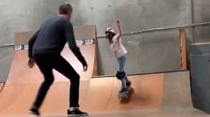 Tony Hawk帮助他的女儿克服了她的滑板恐惧