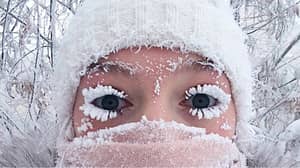 带有冷冻睫毛的俄罗斯女孩分享甚至更怪异的夏季自拍照