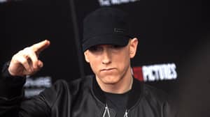 Eminem在“星期六晚上生活”和粉丝爱上了他的三首歌的混合泳