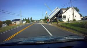 令人难以置信的镜头显示卡车翻转和落在房子里的那一刻