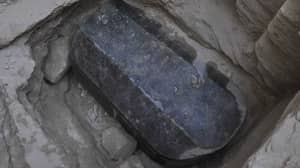 在埃及出土了一个巨大的黑色花岗岩石棺
