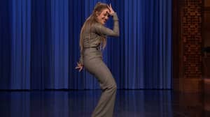 Jennifer Lopez与Jimmy Fallon的舞蹈战斗很搞笑