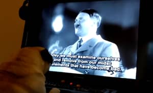 小伙子因教狗被捕如何做纳粹敬礼
