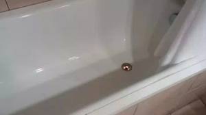 人们被从酒店浴缸的插水孔里透进来的奇怪光线搞糊涂了