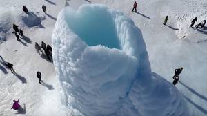 令人难以置信的'冰山'在哈萨克斯坦站立了45英尺高的形式