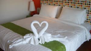 为什么酒店在床垫下掖床单？