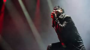 Marilyn Manson在音乐会上摔倒了