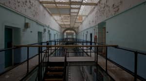 摄影师捕捉到“英国最困扰”监狱的寒冷镜头