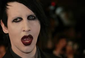 Marilyn Manson：他是否脱离了一些肋骨以吮吸自己？