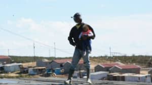 南非一名婴儿在抗议中被父亲从屋顶上扔下后获救