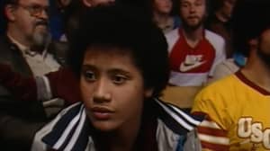 Teenage Dwayne Johnson在1984年看着他的父亲摔跤